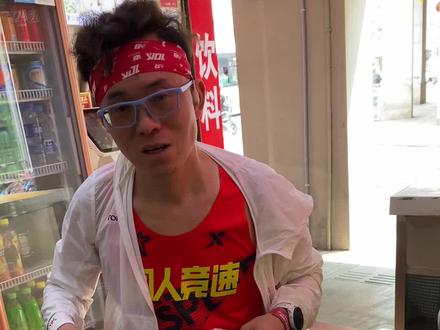 厦门马拉松完赛包,还是这么捉襟见肘!不知道200报名费值不值?#厦门马拉松 #四季运动俱乐部 #完赛包