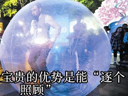 YouTube早期订阅者的"超级用户"培养 第一步:极致互动,让他们感觉“被看见”
新频道最宝贵的优势是能“逐个照顾”。务必做到100%回复前100条视频的前20条评论。回复要走心,别只用表情。提问:“你对下一部分的XX怎么看?” 把优质评论置顶,并在下期视频开场点名感谢:“上期@用户A的提议太棒了,这期我们就聊聊...”。这种强归属感,是任何大V都无法给他们的独家体验。
第二步:赋予特权,打造“自己人”身份
在社区、Discord或粉丝群,提供独家内容。比如,发布视频前24小时,把链接私信给他们,问:“帮我看看,开头3秒能留住你吗?” 直播时设置“仅限首批订阅者”的问答环节。甚至可以创建一个仅面向他们的“内容共创投票”,让ta决定你下期的主题。特权感,是忠诚度的最强催化剂。
第三步:引导行动,从“被赋能”到“去赋能”
当信任建立后,巧妙布置任务。例如,发起“字幕捉虫小分队”,感谢帮助校对的朋友;或举办“最佳观后感/二创”征集,将优秀作品做成合集视频并署名。他们的每次参与,都是在用社交信用为你背书,能带来裂变式的精准新用户。#YouTube早期订阅者怎么维护 #如何培养YouTube铁杆粉丝 #youtube精选 #youtube油管 #YouTube