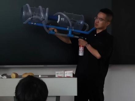 物理老师讲解内燃机原理,手工制作“等离子炮”进行演示。网友:这样的课堂氛围爱了!@夏振东讲物理