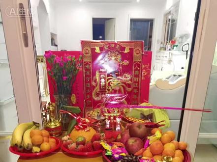 #正月初五迎财神
迎财神详细流程。
大年初五不会迎财神的朋友们请点赞收藏了,保姆级迎财神流程来了,先关注后欣赏。
· 一.场地:大门口、入户门口或家中财神像前。
· 二.准备工作:需提前将入户门口或大门口打扫干净整洁,把鞋子收起来放好。最好由家中男主人来操作,单身女性也可自己操作。保持家中安静,小孩不要吵吵闹闹。
· 三.时间:最佳时间大年初四晚上11点至初五凌晨1点(子时)进行,俗称"抢头彩",也可初五早上5-7点,要在中午12点以前完成。
· 四.准备供品:五种水果(如苹果、香蕉、橘子、火龙果等寓意好的水果),五种干果(如花生、桂圆、大枣、柿饼等),白酒三杯不掺水,茶水三杯,红烛两支,香三支或成把的上一把,香炉如果家中没有,可用碗或一次性纸杯盛小米代替。
· 五.迎拜流程:
· 1.在初四晚上11点准时打开音乐,播放黄财神音乐、其他财神爷的音乐或是喜气的音乐。
· 2.在初四晚上11点打开入户门或大门,全屋亮灯,点燃蜡烛,点上香,拿着香先正对大门或财神像供桌拜三下,再顺时针向其他每个正方向拜三下,最后再向大门或财神像供桌拜三下,插好香,说迎财神吉祥话,记不住的照着念(吉祥语发在后面)。
· 3.准备财神金和表文的可以现在烧,等五位老人家来了以后再说"财神在上,弟子(姓名)诚心敬拜,愿新岁财运亨通,生活富足常乐,请您赐下财富机遇,广开八方财路,纳东南西北之财,收春夏秋冬之福,事事顺遂,收获满满,福泽绵长。"说完面向供桌磕三个头。
· 6.结束收尾,直到香燃烧完,再过半个小时,关上入户门或大门,供品撤下来家人们分享。
祝大家新年快乐,财源滚滚来!