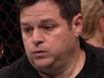 “子弹”这一腿有多吓人,裁判的表情说明了一切!#格拉索vs舍甫琴科2 #UFC