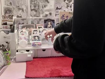 我真的好崩溃啊,看着我收出来的一大堆谷子,看着我付出的心血和金钱,我真的好想哭,想到5年前我刚接触到名侦探柯南的时候,我就被他的画风和他的世界观深深的吸引了,直到后面看见毛利兰这个角色看到她的第一眼,我就知道他是我推,再到后面慢慢去了解名侦探柯南这部番,最纯爱的那一年,一个寒假我把整部番加所有剧场版都追完了,我也没有付出很多吧但热爱和时间是真真切切的花在这上面了,还有那些花大价钱吃谷和收谷的老师们,我们的满腔热血迎来的就是名侦探柯南塌房的消息是吗?青山刚昌你就这么迫不及待的去投奔高市早苗是吗,名侦探柯南我说真的你塌的真的是情有可原,从我看到动画组说为了节省经费而把画风改掉的时候,我就知道名侦探柯南完了,最后我想说我爱中国,小兰晚安,名柯晚安,新兰晚安#名侦探柯南