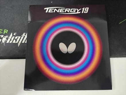 反手神器-蝴蝶T19评测 大家好,今天给球友们评测下T19胶皮。
重量:剪切之前重量71克,算是重的了。剪完之后刷了两便力度无机51克,我的习惯是留1到2毫米,板子刷有机粘上。
整体的感觉跟之前的05与64差不多,拿在手里挥着轻飘飘的,我觉得跟海绵密度相对胶面小有关系,适应了也还好。
通透度:比之前的多尼克 C2好多了,这里说的通透度是整体的,导致正反手都容易发生形变了。
或者换个词说支撑差了,导致整体刚性差了,然而正手感觉更有时间蓄力了。
正手体验:正手现在用的还是VICTAS V22,感觉V22有点像T05,属于蓄力然后射出去的感觉。T19做正手觉得蓄力的时间不长,打透后很快就吐出来了,所以打跟磨要放在一块,发力方式跟V22不太一样。当然吃球的感觉还是蝴蝶之前那种柔和的方式一样,就是放在正手觉得有点过透了,正手喜欢快攻的倒不错。
反手体验:反手之前用的多尼克 C2,现在胶皮的方向好像都是朝着易透的方向走了,C2 K3都是这种。1-2层力基本不走球,7层以上力打透了才开始快与转,C2是7层以上,K3可能5层以上就行。T19的1到2层力不太走球,借力的时候反而掉球。基本出现在动作没对上点没借上力的情况,3到5层力比德套舒服,速度、旋转递增的好些,但还是闷着的感觉。反手起下旋5到6层力不是很好透板,出去的球速度中等吧旋转很好,拉下旋想打透我个人感觉得8分力以上,略费劲跟C2对比,还是C2偏业余一些,但是C2的痛点是打不透太慢了,打透了又不好控制,不好找中间点。上旋的防守,光是拨不太走球得加些撕,或者不太转直接弹。上旋的进攻,推拨练球还是很舒服,弧线很高很安全。拉球不太容易有带着走的感觉吞吐太快,很容易打成弹或者撕,不得不说弹击太舒服了,只要是球不是转的下扎都可以跟张本似的硬弹回去,撕也可以就跟挂在橡皮筋上弹出去似的,T19很适合撕跟弹。
T19不打透像T05,透了像T64,可能像T80吧,不说T80就是05 64的结合。没打过T80,但是T19打透了感觉比T64快,还有些力量,可以说是T80的增强版,也有人说是到D系列的过渡版,用球友D09C拉过几板,透的感觉有几份相似。好吧,评测就到这了,谢谢。