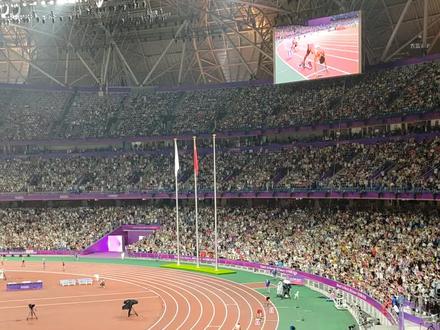 亚运会男子4X100接力全过程,最后生吃日本那最后五十米,太精彩刺激了,光看现场呐喊了,没拍好!