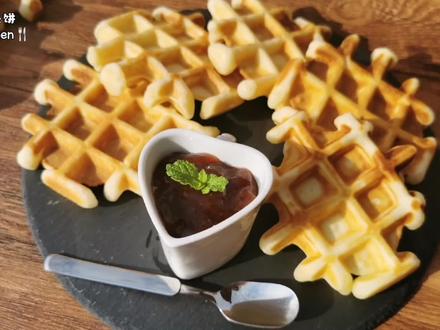 比利时格子华夫饼。无需打发,早餐下午茶轻松搞定【JiJi's Kitchen🍴】不需要打发,也不需要醒面,不过如果是作为早餐的话,也可以提前一晚把面糊做好冷藏,第二天直接放进华夫机里。#jijiskitchen #华夫饼 #比利时华夫饼 #快手早餐 #大人小孩都爱吃