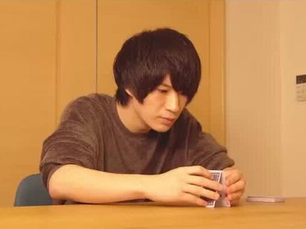 搞笑短片:小伙能在十秒内搭好高难度扑克塔,你猜他是怎么做到的 #纸牌搭建 #搞笑短片 #我的观影报告