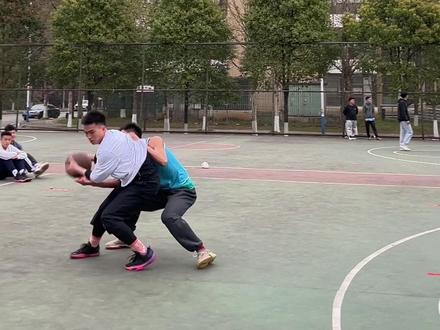 半场四对四变成了单挑赛 也许这也就是校园篮球的纯粹吧#篮球