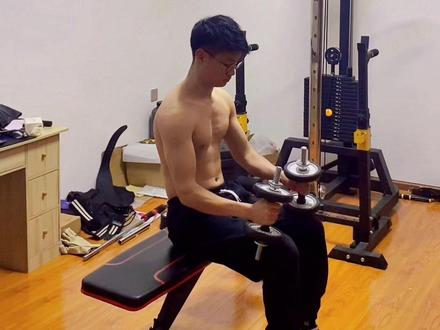 #健身#哑铃 #腿部训练 哑铃练小腿,坐姿哑铃提踵!!