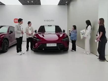 雷军舒淇给小米YU7 GT首批车主交车,仪式感拉满了!#小米YU7 GT交付仪式感拉满##小米造车把用户当知己 #雷军带舒淇逛小米汽车工厂