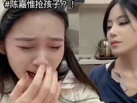 陈嘉惟你真不是个东西,抢孩子有本事没?
事情是这样的,在他俩结婚前生完孩子后,媛媛一直陪着陈嘉惟拍广告是媛媛一直拉广告单子给陈嘉惟拍,教他怎么拍广告,怎么赚钱,在后面,陈嘉惟出轨了,出轨对象是 橦橦 妈妈,媛媛知道了之后,嗯,陈嘉惟开直播说不让造谣什么的⊙_⊙有证据的哈,就是一个死不承认之后还抢孩子,他拿走孩子立自己的人设想,把谩骂信息全部推到媛媛身上,他抱着孩子立人设,压根不爱孩子,最后了,还要拿着孩子去立人设,去大大做戏,然后就去媛媛手里抢孩子,外面那么冷的天,他就这样抱着孩子,也是打过官司,说要离婚的,但是陈嘉惟不同意,还把那个离婚协议的条件给改了,让媛媛付100万的房贷家具什么什么的,然后还要剥夺孩子的抚养权,不同意离婚