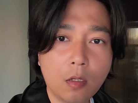 90% 新人都被坑了!摄影根本不是三分拍七分修 90%新手学摄影都踩过这个坑:觉得 “三分拍七分修”,拍得烂全靠后期救。
❌ 这是摄影行业最大的谎言!
前期永远是摄影的基本盘,后期只是锦上添花。
前期拍烂的片子,再牛的后期也只是 “屎上雕花”:
⚠️ 曝光差 3 档→硬拉全是噪点断层
⚠️ 构图歪了→裁剪直接废一半画面
⚠️ 光线打错→阴阳脸再磨皮也救不回
我刚接商业摄影单时踩过这个坑:前期光线没沟通好,硬修了 3 天,客户还是不满意。
正常片子后期 30 分钟搞定,烂片要花 3 天,效果还差一大截!
✅ 后期真正的作用:不是擦屁股,是做风格化!
用调色建立你的个人视觉语言,让好片子更有辨识度。
💡 给所有新人的忠告:
先练曝光、构图、光线三大基本功,拍得出干净合格的片子,再学后期。
前期打不牢,学再多修图教程也成不了好摄影师!
你们有过后期硬救的经历吗?评论区聊聊👇
#摄影前期 #后期修图 #学摄影 #摄影技巧 #这也能开播