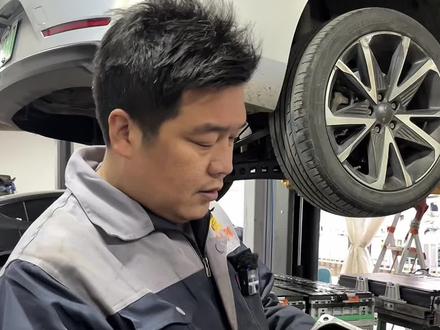 广汽埃安快充口插针断了,无法快充,你是选择换整根快充线束吗? 不要!赶快来看看我们怎么小代价解决吧!需要的记得点赞关注哦!#广汽埃安 #广汽埃安快充口 #广汽埃安维修 #广汽埃安电池包维修 #新能源保养与维修