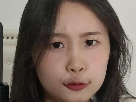 回应一下某些网友的评论:
我是真的不会化妆
6月24号那天发的第一条化妆视频
以前最多就是抹个素颜霜涂个口红和眉毛
2020年买了第一瓶素颜霜到现在用了不到一半
我化得不好的时候说我笨
我化得好的时候你们说我故意假装不会化妆
一条简简单单的视频发出来总有人说三道四
什么流量密码 故意化成这样博人眼球
目前整个账号是我一个人在做
每天拍视频剪视频
而且还有其他事情要做
天天剪视频到凌晨三四点
没有什么事情是容易的
(是指大家都不容易)
我目前是没有上班的
今年2月份离职的
我是个摄影师-兼剪辑(拍得很一般)
还有个账号叫@_橘姬
是和两个小伙伴(女生)一直都在努力做的账号
但是各种原因账号一直被限制
目前想改风格了正在寻找合适的方向
我目前是跟妈妈住一起的
(因为拍视频搬回来住了)
她们俩在外面租的房子
因为一些原因我们出来打工得较早
但一事无成 我们也很愁 很苦恼
如果有姐妹愿意的话
可以帮芋头过去点个关注就好了呜呜呜
(不点也没有关系当我随便说说)
要是视频没拍好大家不喜欢的话
我继续出去打工就好
但总要试一试 努力一下的
以上没有半句谎话
要是骗人我一辈子赚不到钱孤独终老