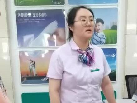 请大家为农民工讨个公道:我们就是工地打工的,上班的地方让我们办农行卡给发工资,今天我跑了六家农行,一听是外地的,银行工作人员都拒绝给我们办卡,我们外地人辛辛苦苦到哈尔滨给你们造福来了,就受这样的待遇吗?就这么歧视我们外地人吗?希望看到这个视频的朋友们帮忙转发,一起把农行送上热门,拜托大家了🙏