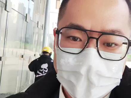 不是所有的电梯里都有楼层按键,一个视频教会你如何坐电梯……