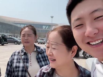 妈妈们去韩国旅行不舍得花钱,啥都没吃到,鑫哥特意带他们去吃韩国烤肉。#vlog日常#抖音记录美好生活 #妈妈们的旅行