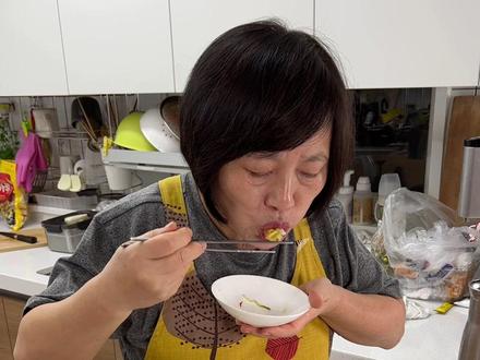 韩国婆婆今天做了比韩餐厅还好吃的海鲜葱饼#跟着抖音学做菜