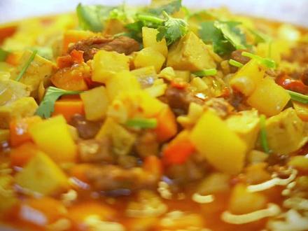 #臊子面家常做法 #美食 #好吃到停不下来 #抖音美食推荐官 #抖音美食 诱人可口的臊子面!面条劲道,汤汁浓郁,酸辣可口!