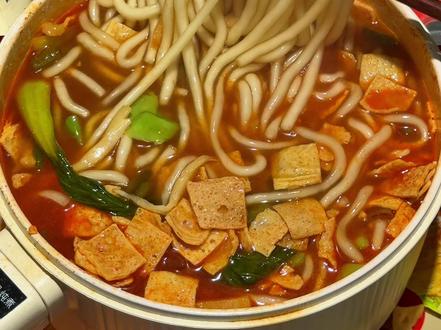 软糯Q弹的土豆粉狠狠吸饱汤汁 再配上爽脆贡菜口感层次超丰富 一口下去好吃到直接香迷糊!#宛禾 #宛禾螺蛳土豆粉 #太好吃了 #速食美食 #半夜饿了吃什么