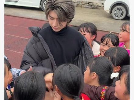 被玩梗多年的蔡徐坤悄悄走进了贵州的深山