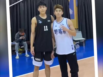 看到他的那一刻我恍惚了,好像是在照镜子哈哈。你们总艾特跟我长得像的,一起来看看这个相似度有多少!@野球帝 #野球帝courtman #张照洋