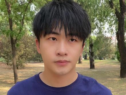 大家好,我是回笼觉的,如果没看到你们的消息,那我就是在觉里办事呢!#搞笑 #狗尾巴草男孩