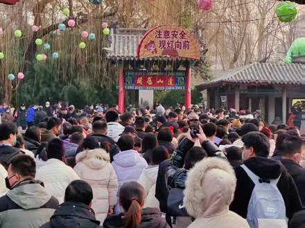 趵突泉大年初一就爆满了😅😅#2023春节年味浓的打卡地有哪些 #春节来这些地方打卡吧 #人山人海太热闹了 #温暖平安过大年 #春节热门旅行地推荐