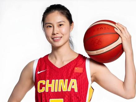 为什么说王思雨是中国女篮最值得信赖的后卫?关键球太稳了! #中国女篮 #王思雨