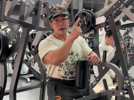 背阔肌王牌 悍马高位单臂拉背! 这个发力模式下各种器械都用过!还是挂片的悍马用起来最给力!#健身 #健身小白必看经验 #健身干货 #背部训练 #背阔肌