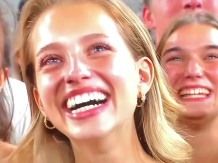 原来这就是体育生杀手! 当F1世界冠军兰多·诺里斯泪洒阿布扎比,和他紧紧相拥、分享这个历史性时刻的女孩,瞬间刷屏全球,她就是Magui Corceiro,现在全网都在扒的围场天菜。
每一次出现在F1围场,Magui都会成为热门话题。金发碧眼,头小脸小,完美演绎了健康、阳光又时髦的风格,被很多媒体称为围场里的It Girl。
在成为F1围场的焦点之前,Magui早就是葡萄牙小有名气的演员,Ins粉丝更是突破两百万。
从2023年开始,她多次被拍到和F1天才车手兰多·诺里斯同框,但两人始终没有承认恋情,直到今年9月两人正式确定关系。
巅峰与爱情同时抵达了,恭喜兰多夺冠,也祝福这对备受瞩目的围场情侣。
#Magui #兰多诺里斯 #F1 #围场内外 #美女