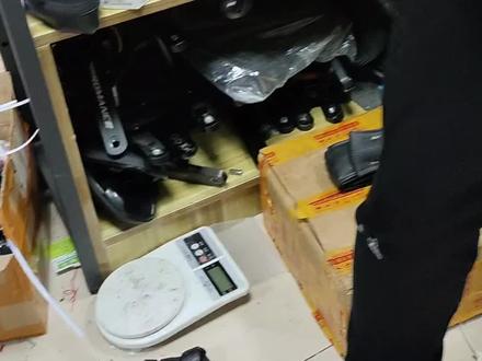 速比特银河,优化da9000刹车线组和机械夹器刹车接头防水防尘帽。手感顺滑捏多少有多少刹车力随时抱死,不像线拉油碟在高速高温下制动力衰减严重。搭配精心调试应力释放变速线组,让后期也不再需要调试。一次成交终身朋友,我将成为您强大的技术顾问#喜德盛 #公路车推荐 #骑行 #美利达 #捷安特