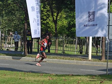 光明半马冠军🏆诞生,来自埃塞俄比亚的选手,Chala Gurmessa Lema以01:07:32的成绩夺冠#马拉松 #深圳马拉松 #半程马拉松 #比赛现场 #马拉松比赛