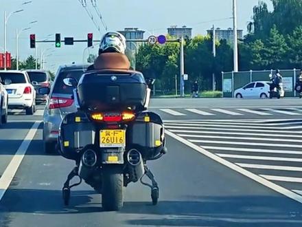 摩托车都有升降辅助轮了?网友:终于不用担心身高的问题。#摩托车 #随拍记录生活