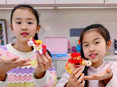 姐妹俩用粘土和扭扭棒diy新年小马,宝子们觉得谁做的更好看呢?#创意手工 #记录孩子的点点滴滴 #祝你马上成功马上发 #手工diy #姐妹日常