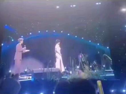 赵雅芝叶童完美组合,百看不厌,视频拍摄于2024年7月21杭州黄龙体育中心,从南京到杭州到镇江,成都,然后到苏州,五个城市巡演七场,看了六场,这次胥渡吧走进原声带演唱会会超越新白娘子传奇演唱会吗?