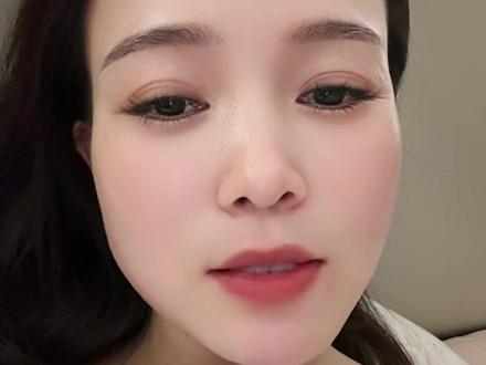 白鹿不是完美的“人设女神”,却是最真实、最坚韧、最温柔的白鹿。不被理解的直率,是未经世俗打磨的赤诚;不刻意讨好的性格,是灵魂自由的底气。时间会证明,善良自带光芒,真诚永远必杀。#情感唠嗑日常 #深夜碎碎念