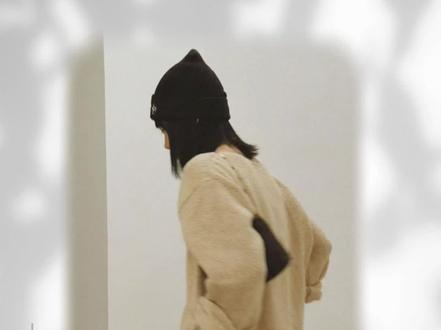 简约基础款,软糯亲肤不扎身。宽松版型显瘦不挑人,日常单穿、叠穿都很适配,干净耐看,衣橱里的百搭刚需款。
#LUCASemilyLOUIE #欢姐0220 #慵懒风穿搭 #高级感穿搭 #日常百搭