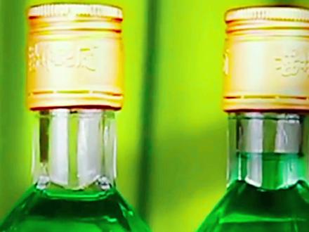 杨林肥酒是一款真正意义上的绿酒,灯红酒绿说的酒绿就是这种绿酒,在兰茂“药酒仙方”和“水酒十八方”的基础上,加入党参、圆肉、大枣、陈皮、丁香等十多味中药,又从小茴香、豌豆尖、竹叶等绿色植物蒸馏提取绿色色素并配加蜂蜜、蔗糖,经过十多道传统工艺配制,终于在光绪六年(1880年)配制出酒色翠绿如玉、药味清淡似无、香甜可口、酒味醇厚的“杨林肥酒“。#追着春风去云南 #杨林肥酒 #城市美食图鉴 #创作灵感 #图文伙伴计划