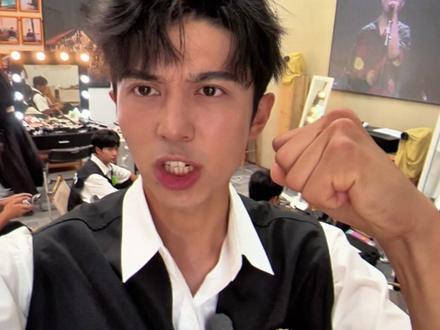 属于后陡门的故事在这里就要告一段落了。
镜头前的十个我们之所以能承蒙大家的支持和厚爱,离不开镜头后面上百位工作人员夜以继日的努力与陪伴。我们一起度过了200天,一起哭一起笑。彼此之间有了亲切的称呼,有了不言而喻的默契,更重要的是结下了深厚的友谊和感情。
所以后斗门58号的故事不止属于我们十个人,更是属于这片土地上的每一位伙伴。
原谅我不善言辞,难以去给你们每一位当面表达出自己内心的那一份炽热的情感,暂且只能寄托于这一个视频当中。就像歌里唱的那样,请不要担心。
我相信我们的未来都会像星星一般璀璨和闪耀✨#种地吧