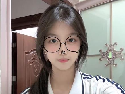 老婆我在法国排队他们老挤我#甜妹 #手势舞 #十二摇