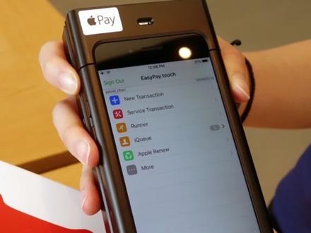 你在Apple Store结账时,有没有好奇过店员手上那台“魔改”的iPhone?
它看起来像个厚重的官方手机壳,但实际上,它是苹果生态里一款从不对外发售、也几乎无人谈论的神秘“配件”。它没有官方名字,却拥有Apple Store零售体验的最高权限。你或许见过它扫码、刷卡,但你是否想过: 它到底叫什么?除了支付,它还能做什么?为什么它能直接访问库存,甚至为你的设备跑诊断程序?
以及,你知道这台你每次购物都会见到的小小设备,在过去十几年里,已经从一个笨拙的“砖头”,悄悄进化了整整五代吗?
这期视频,就是这台神秘“iPhone配件”的完全解密档案。
我会带你回顾它从最初笨拙的Windows系统时代,到后来经典的iPod Touch “EasyPay”,再到今天被称为“Isaac”的时代,这五代机型的完整演变历史。你会发现,它的每一次进化,都精准地折射出苹果零售帝国在支付技术、店面设计乃至服务理念上的巨大变革。本期视频,解开你心中多年的好奇。
#苹果 #苹果店 #涨知识 #数码爱好者#数码科技