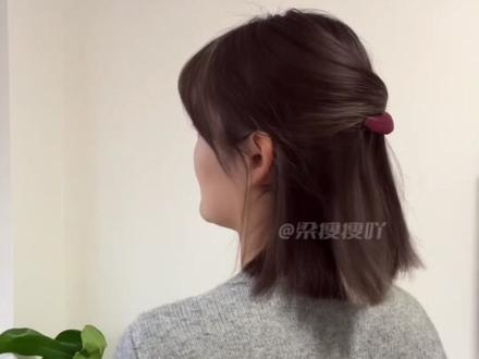 中短发半扎发,一个发梳就能轻松搞定。#短发扎发#中短发扎发#今天也有好好化妆 #新年发型 #短发怎么扎好看