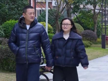 全网泪目!李亚鹏的 “三女儿” 春燕, 汶川截肢后被他宠了整整 18 年,这份大义无关血缘!