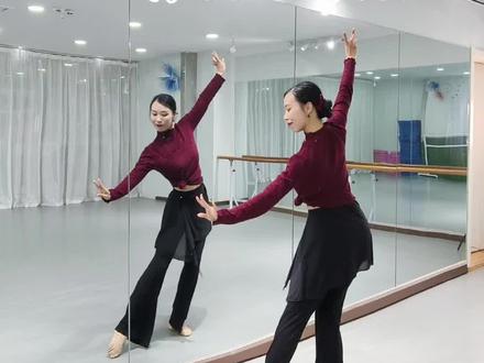 慢速背面教学来啦,简单好学🎉新年就跳这个#零基础教学 #抖音二创激励计划 #新年舞蹈 #拜新年 #背面演示