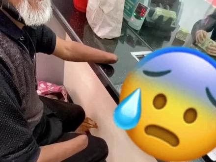 大爷还是我大爷,街头乞讨上一休二,日收入1000+,在上海6年收入200万,我还不如大爷挣得多😥#乞讨