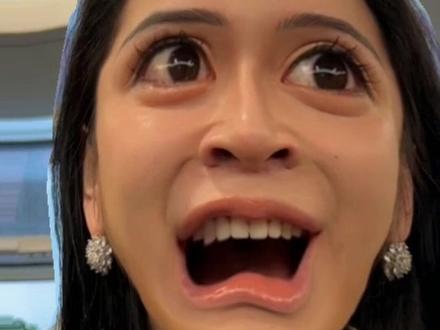 蜜宝女:形容被身边的闺蜜细心宠着的女孩,所需要的甜份和幸福闺蜜都可以给。嘿嘿#闺蜜