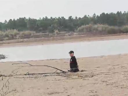 男子河边捡田螺被困河泥…… (张桃红)