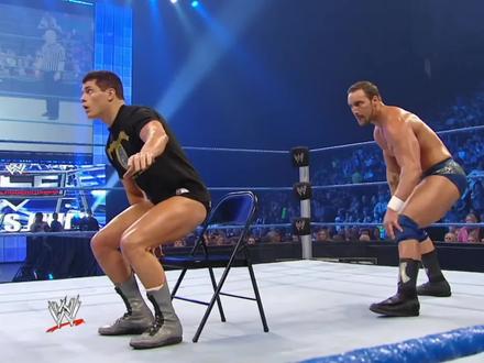 大师被惹怒!科迪罗兹挑战大师之锁,想耍小手段惨被锁晕 #科迪罗兹 #wwe