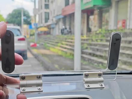 老车机无法投屏?车机卡顿反应慢?可以尝试用闲置的平板作为车机娱乐屏。那该如何把平板固定到车机上?看我怎么操作。专为车载平板固定的支架,可折叠,可翻屏,还可以平移滑动等。有没有你喜欢的,我们在评论区一起探讨吧!#平板支架#车机支架#导航支架 #便携屏支架 #汽车改装方案推荐