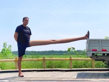 只练一条腿……练废了#日常训练 #搞笑